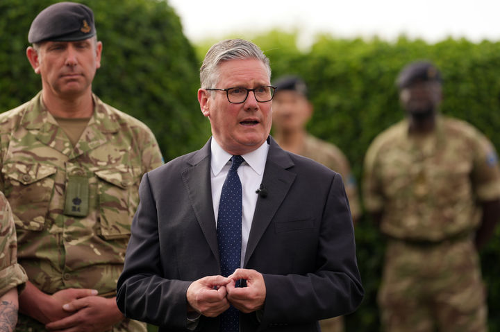 사우디 주둔 공군 인력과 얘기 나누는 스타머 총리