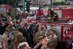 공습 현장서 이스라엘 드론 바라보는 레바논 군인들