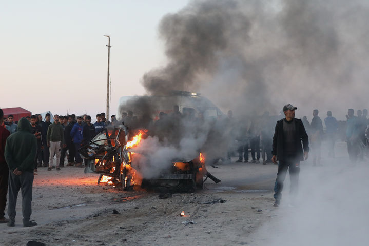이스라엘 공습 받은 차량 주변에 모인 팔 주민들
