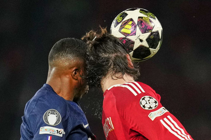 공중 볼 다투는 파초와 소보슬러이