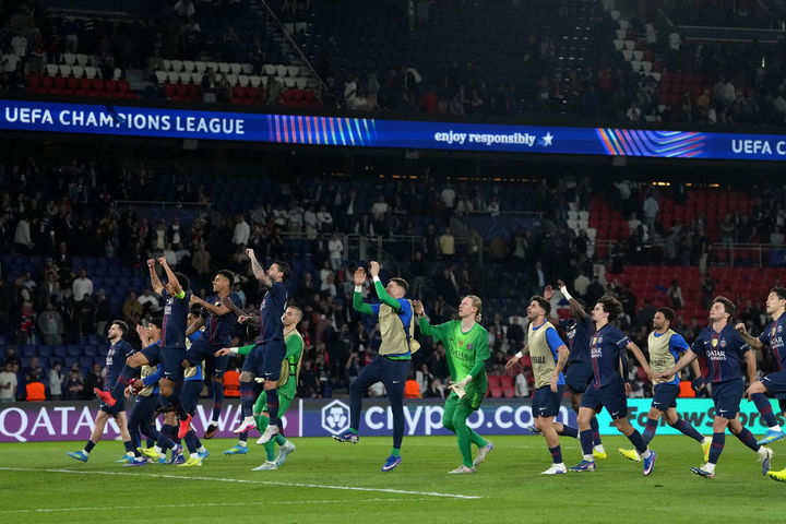 리버풀 꺾고 팬들에게 인사하는 PSG 선수들