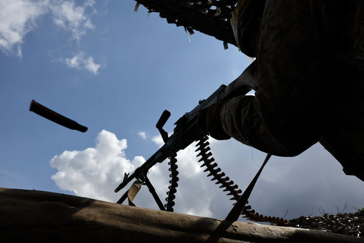 기관총 사격 훈련하는 우크라이나 군인