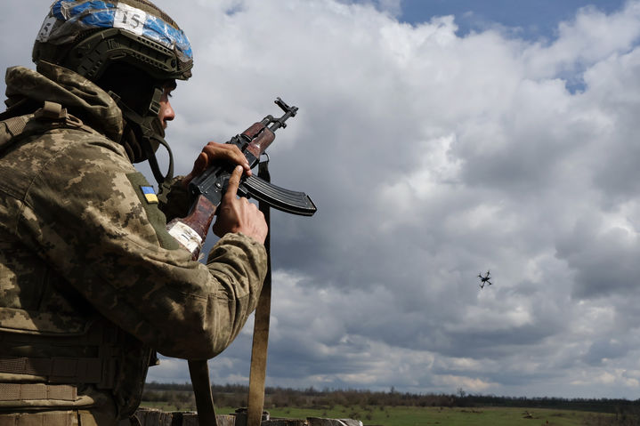 드론 상대 사격 훈련하는 우크라이나 군인