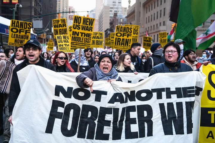 전쟁 반대 구호 외치며 행진하는 시위대