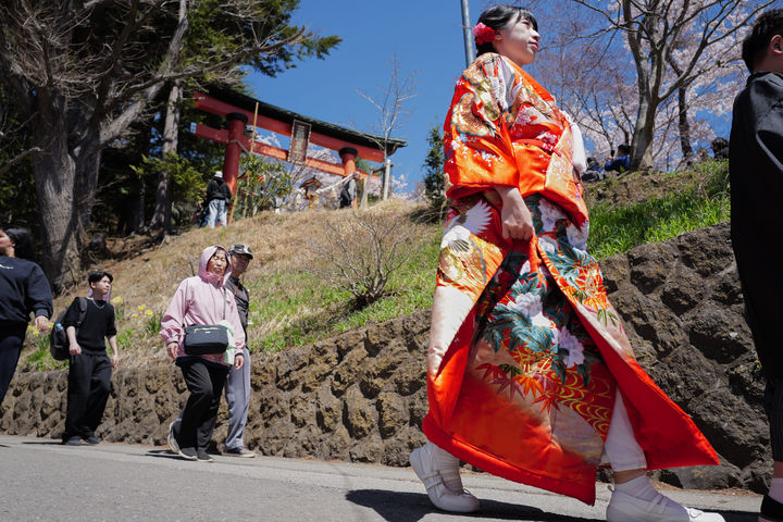 기모노 차림으로 아라쿠라야마 센겐공원 걷는 여성