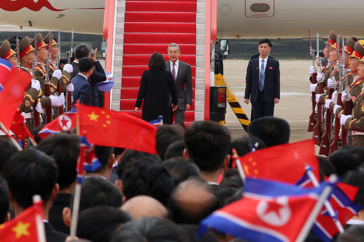 최선희 외무상 영접받는 왕이 중국 외교부장