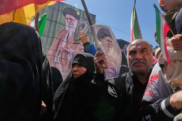 아야톨라 사망 40일 추모식 참석한 이란 사람들