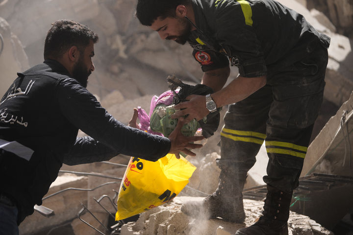 피격 건물에서 지폐 회수하는 레바논 구조대