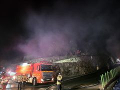 경주 외동 제내리 공장에 불…인근 야산 태우고 진화