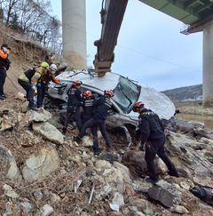 경주 국도에서 SUV '추락', 높이 30m…50대 운전자 사망