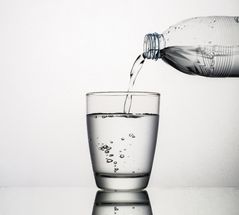 '소금물이 숙면의 열쇠' 주장 논란…"나트륨 과잉·염증 유발 우려"