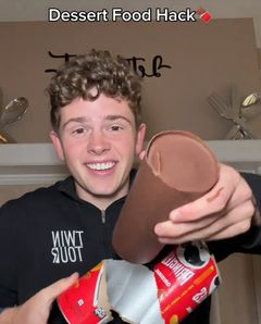 '단짠'의 극치…해외 SNS 강타한 '프링글스 초코블럭' 열풍