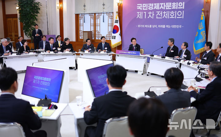 이재명 대통령, '자본 부동산에 잠겨…비생산적 분야를 생산적 분야 전환하는 게 목표' [뉴시스Pic]