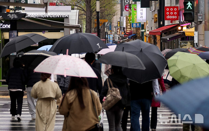 월요일 전국 비 소식…오후부터 차차 맑아져