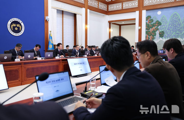 이재명 대통령, 수석보좌관회의 주재…'몇 달 대신 밤새서 며칠에 해치운다 마음 가져야' [뉴시스Pic]