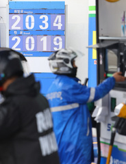 정부, 3차 석유 최고가격 동결…"주유소 기름값도 상승 제한"