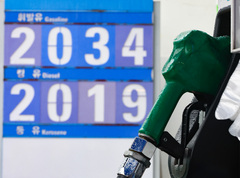 3차 석유 최고가격, 안 올린다…휘발유 도매가 1934원·경유 1923원 '동결'