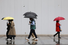 전국 비 낮부터 그쳐…남해안·제주 강풍에 '호우'[내일날씨]