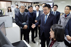 허위정보 유포 차단 시연 지켜보는 윤호중 장관