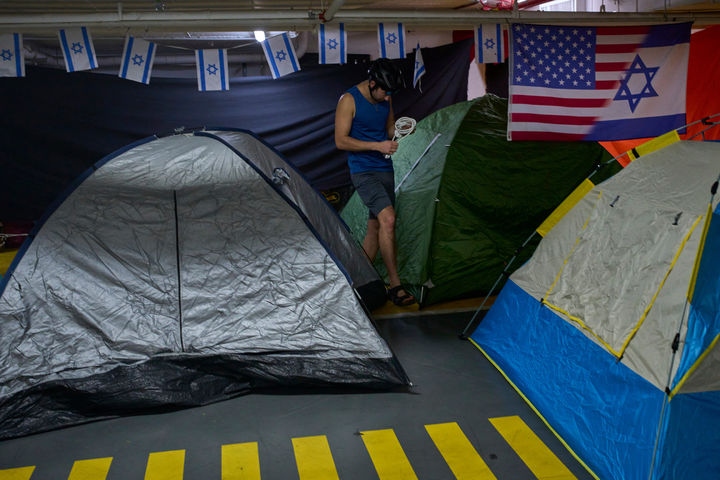 휴전 소식에 대피 텐트 해체하는 이스라엘 주민들