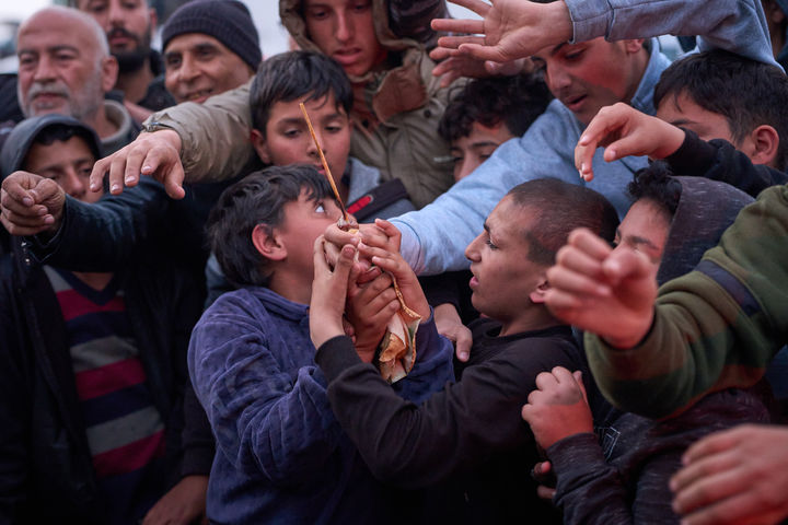 레바논 피란민들 구호 음식 '쟁탈전'
