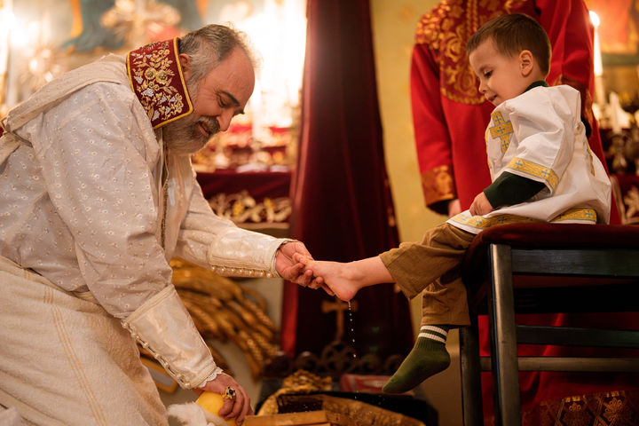 어린이 발 씻겨주는 루마니아 대주교