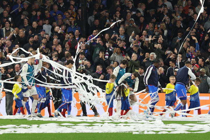 종이 롤 헤치며 경기장 들어서는 선수들