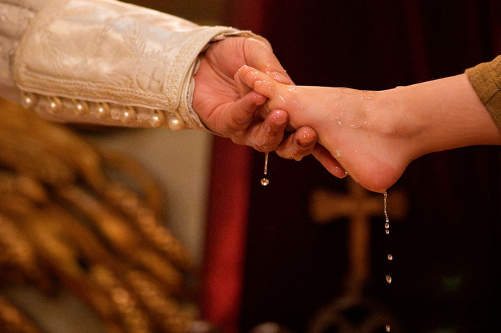 세족식 행하는 루마니아 정교회 대주교