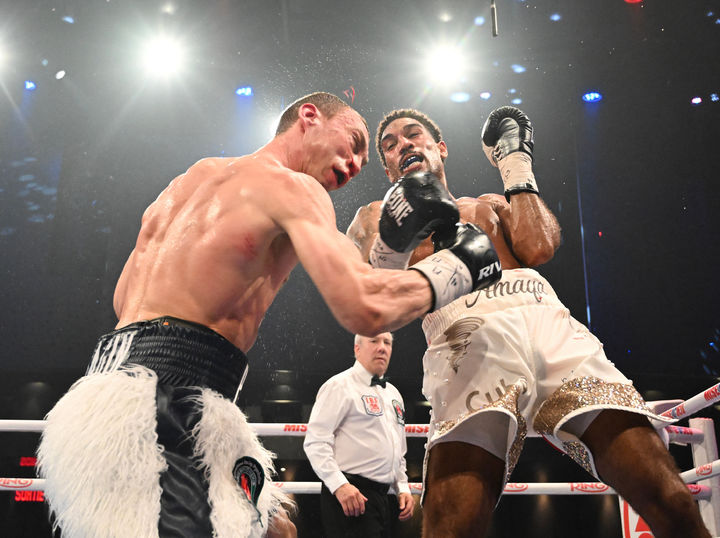 실야긴 안면 가격하는 이글레시아스