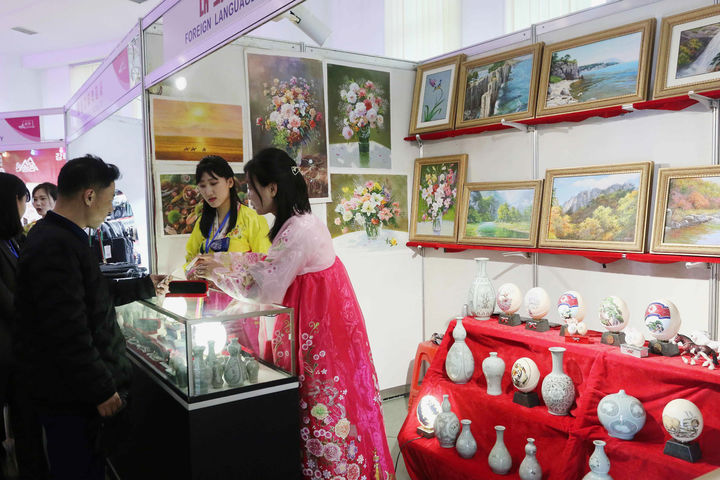 관광 기념품 둘러보는 평양 시민들