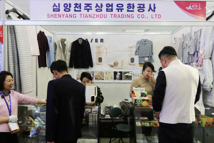 관광 기념품 전시관 둘러보는 평양 시민들