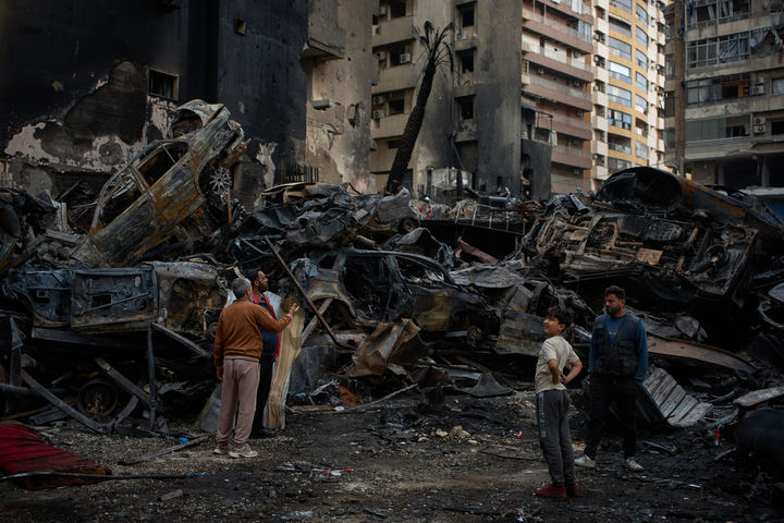 공습 피해 잔해 주변에 모인 베이루트 주민들