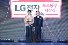 '포카리스웨트 프로농구와 함께 뛴 20년'…동아오츠카, KBL 공로상 수상