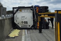 광주대구고속도로 논공읍 인근 탱크로리 전도…황산 유출