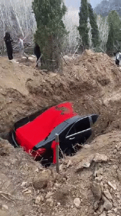 "죽어서도 벤츠 탄다"…중국서 2억 넘는 승용차 통째로 묻어(영상)