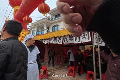 식당인 줄 알고 '장례식장' 들어간 美유튜버…중국 주민들의 반전 환대