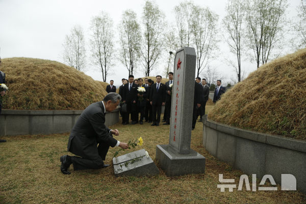 '방북' 中왕이, 중국군 묘역 참배…"헌신정신 계승"