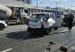 경산서 달리던 1t 트럭, 상가 창고 돌진…타이어 파손 추정