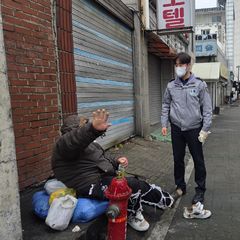 '다리 괴사' 20년 장기실종자 구조한 경찰 "관내서 방치할 수 없어" 