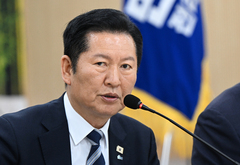 시민단체, '李 대통령 사진 금지령' 정청래 고발…"선거 업무 방해"