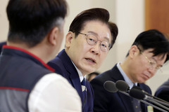 이 대통령 "노동계약 2년 지나면 정규직 조항, 실업 강제 측면 있어…실용적 해결 고민해야"