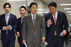 與 "장동혁, 보여주기식 외교 행보…민생 위기 극복 위해 협치 나서라"