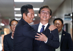 정청래, '불기소' 전재수 만나 "부당한 공격 잘 견뎌줘서 고맙다"