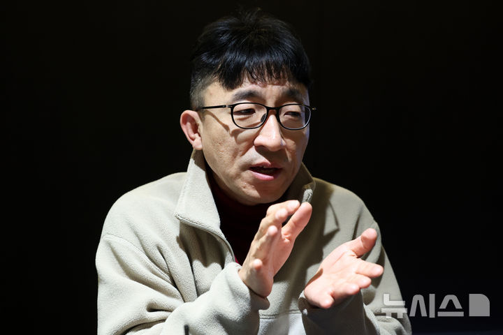 퇴근 후 두 대의 휴대폰…SNS서 '살고 싶다' 신호 찾는 감시단장 [함께家]