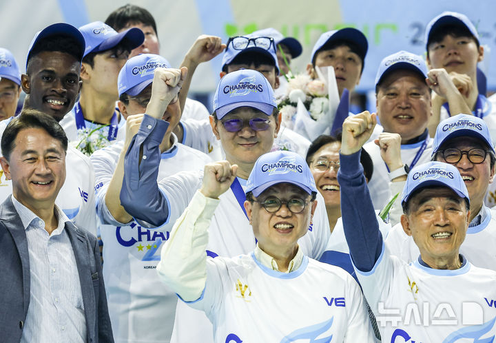 기념촬영하는 조원태 총재