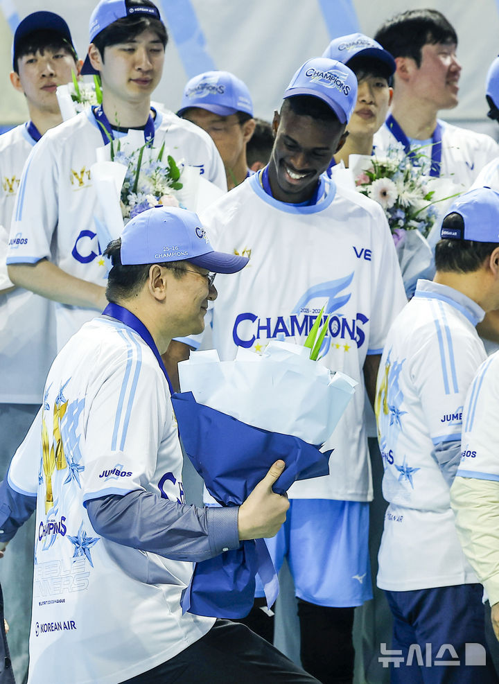 마쏘에게 축하받는 조원태 총재