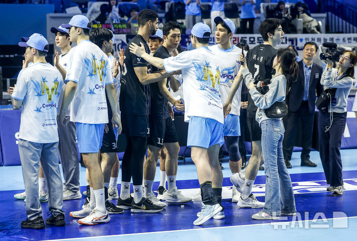 격려하는 양 팀 선수들