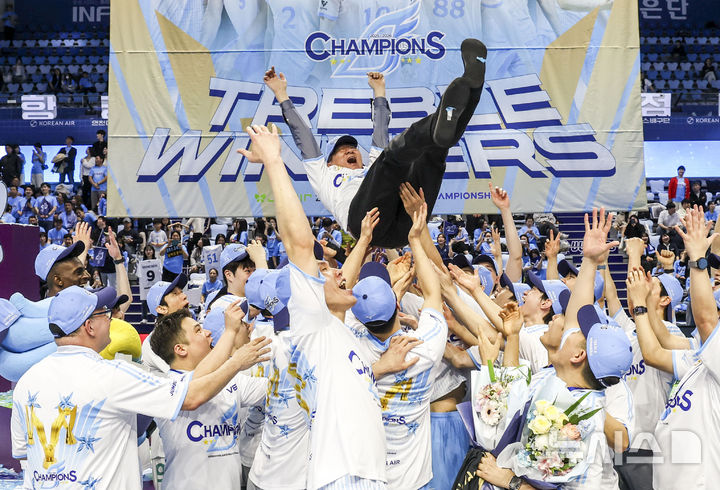 헹가래 받는 조원태 대한항공 구단주