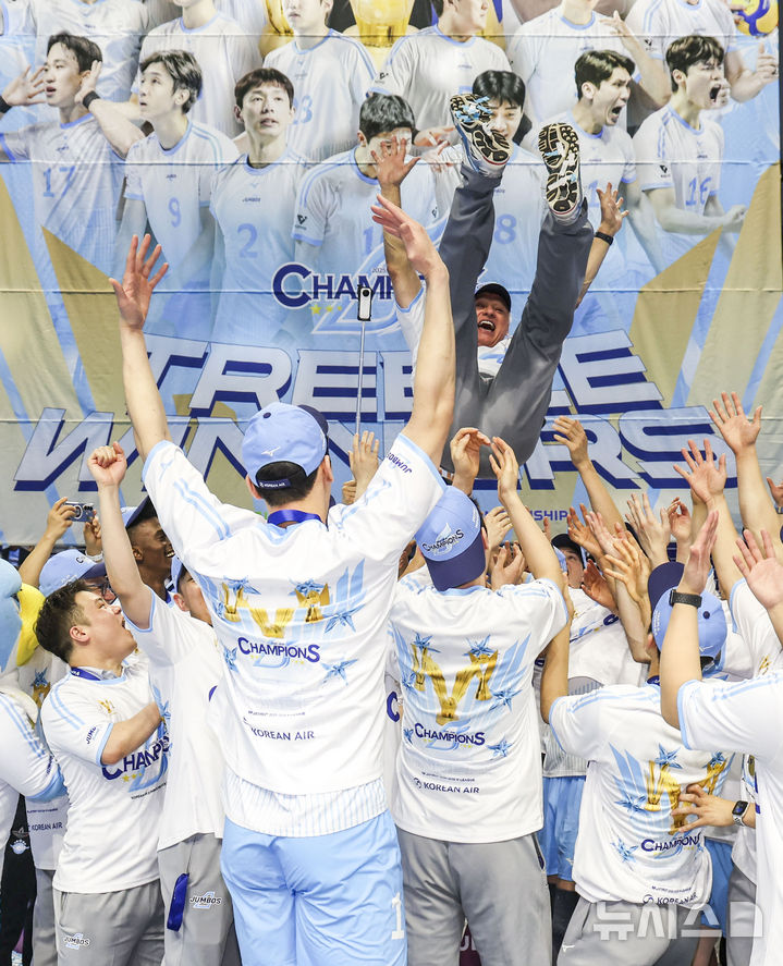 헹가래 받는 헤난 감독