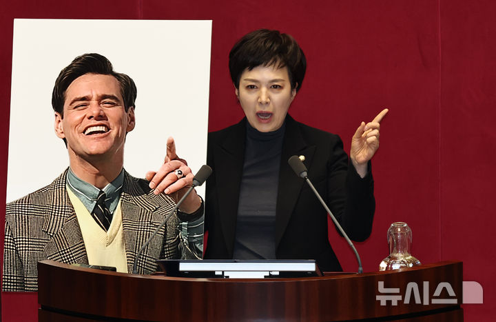 국민의힘, 추경안 의결 앞두고 '쎼쎼, 중국인 짐 캐리 추경' 비판